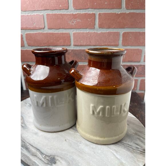 Vintage Farmhouse Stoneware Creamer Set 2 Mini Milk Jugs & Red Metal Caddy - Picture 9 of 10